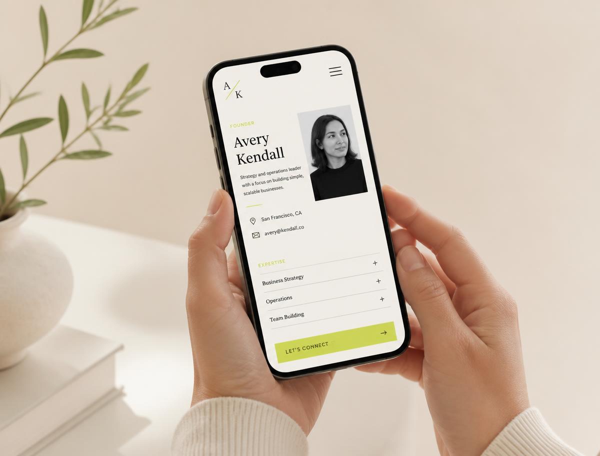 Hände halten ein Smartphone mit einem professionellen Unternehmensprofil